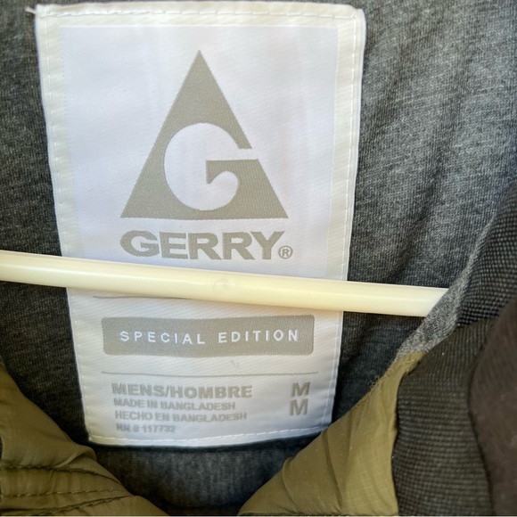 GERRY INSULATED
WEATHERPROOF PUFFER JACKET WITH HOOD SIZE MEDIUM NWT OLIVE GREEN - Picture 3 of 8